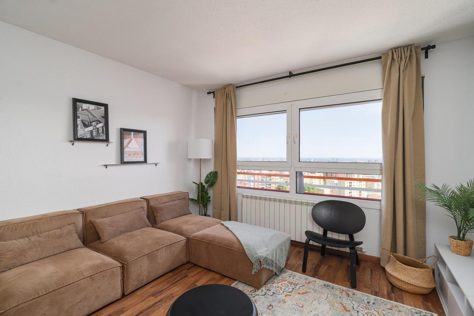 Bright With Amazing Views Apartment